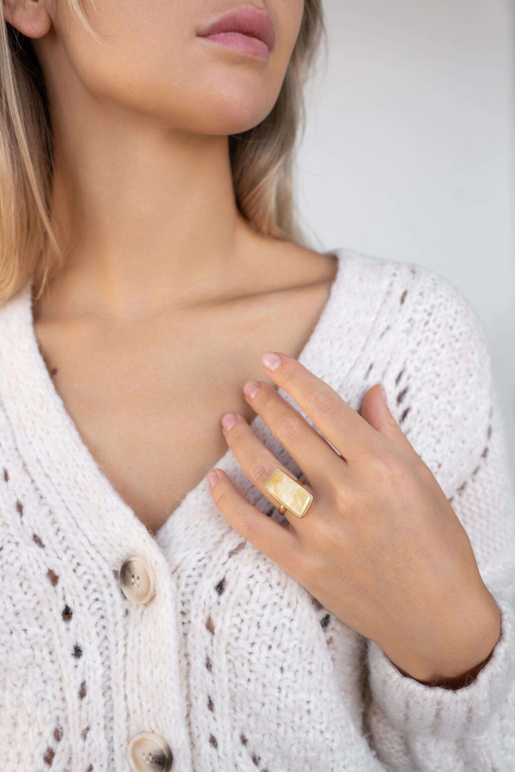 Кольцо позолоченное с пейзажным янтарем