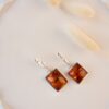 DSC06670 Серебряные асимметричные серьги с коньячным янтарем