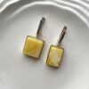Серебряные геометрические серьги с пейзажным белым янтарем