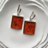 Серебряные массивные серьги с коньячным янтарем с вкраплениями