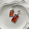 Серебряные геометрические серьги с коньячным янтарем