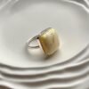 Серебряное кольцо с белым пейзажным квадратным янтарем