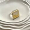 Серебряное квадратное кольцо с пейзажным белым янтарем