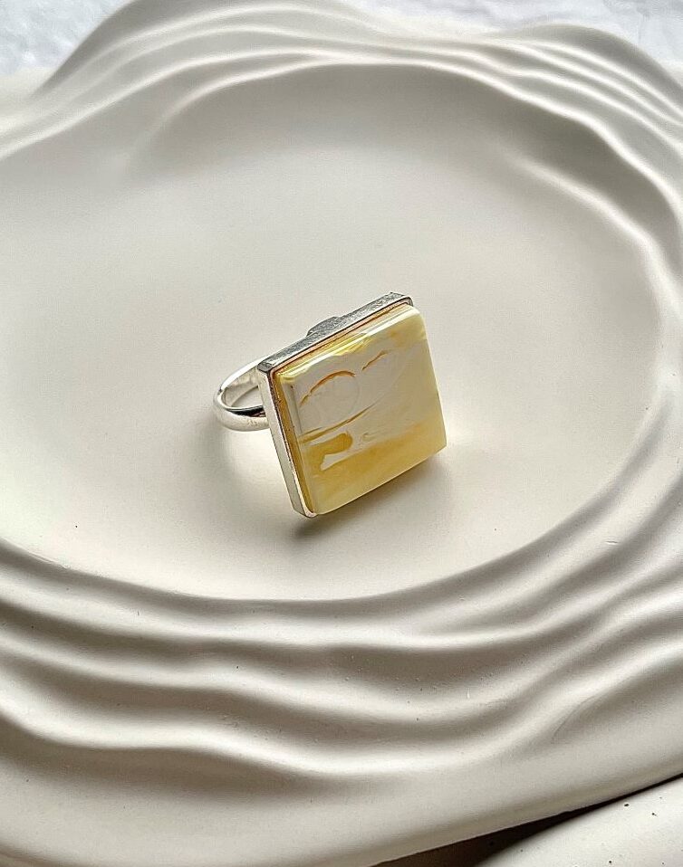Серебряное квадратное кольцо с пейзажным белым янтарем