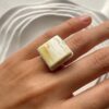 Серебряное квадратное кольцо с пейзажным белым янтарем