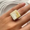 Серебряное квадратное кольцо с пейзажным белым янтарем