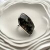 Серебряное большое геометрическое кольцо с темным янтарем с вкраплениями