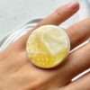 Серебряное большое круглое кольцо с белым пейзажным янтарем