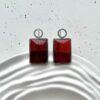 Серебряные квадратные серьги с вишневым янтарем