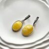 Серебряные овальные серьги с медовым янтарем