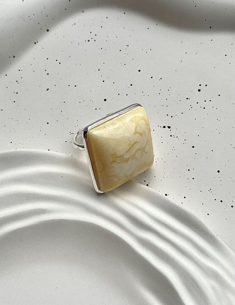 Серебряное большое кольцо с большим белым королевским янтарем
