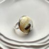 Серебряное большое круглое кольцо с белым пейзажным королевским янтарем