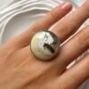 Серебряное большое круглое кольцо с белым пейзажным королевским янтарем
