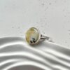 Серебряное маленькое круглое кольцо с пейзажным белым янтарем