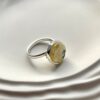 Серебряное маленькое круглое кольцо с пейзажным белым янтарем