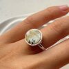 Серебряное маленькое круглое кольцо с пейзажным белым янтарем