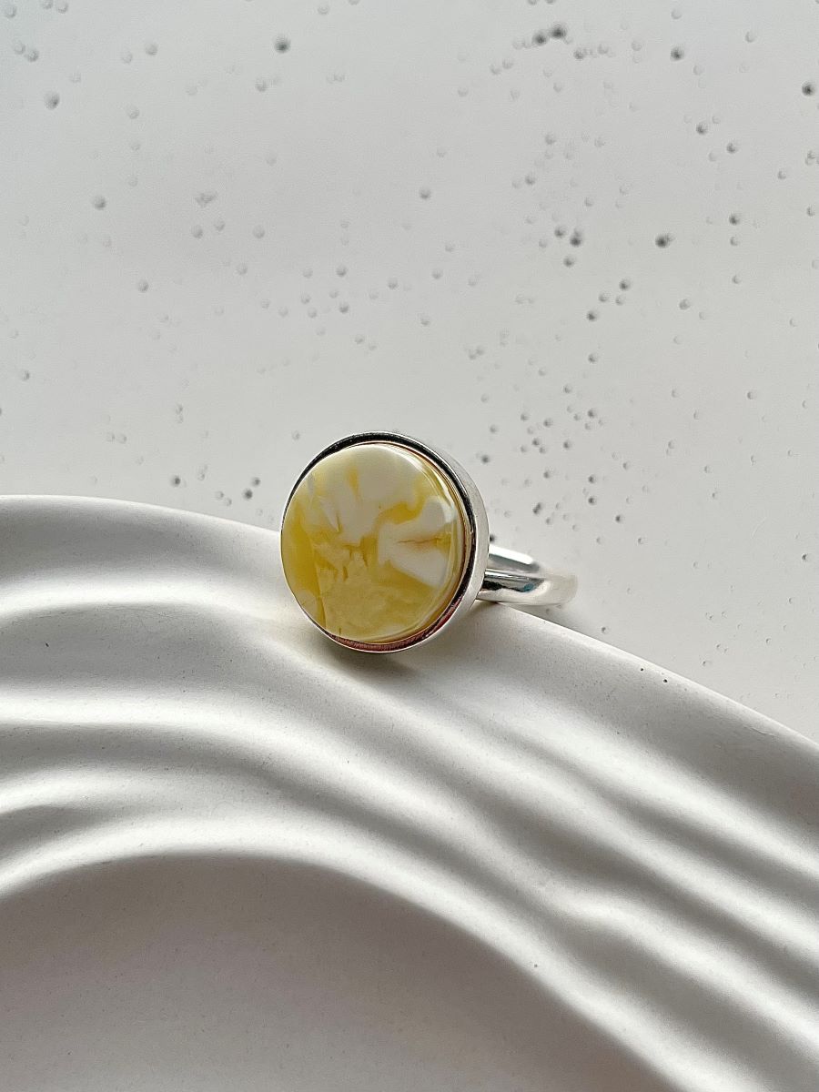 Серебряное круглое кольцо с пейзажным белым янтарем