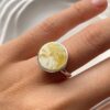 Серебряное круглое кольцо с пейзажным белым янтарем