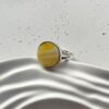Серебряное круглое кольцо с пейзажным медовым янтарем