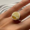 Серебряное круглое кольцо с пейзажным медовым янтарем