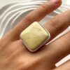 Серебряное квадратное большое кольцо с белым королевским янтарем