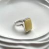Серебряное квадратное кольцо с пейзажным белым янтарем