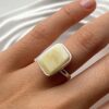 Серебряное квадратное кольцо с пейзажным белым янтарем