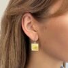 Серебряные геометрические серьги с пейзажным белым янтарем