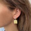 Серебряные геометрические серьги с пейзажным белым янтарем