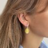 Серебряные овальные серьги с медовым янтарем