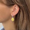 Серебряные овальные серьги с медовым янтарем