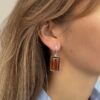Серебряные геометрические серьги с коньячным янтарем