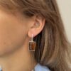 Серебряные геометрические серьги с коньячным янтарем
