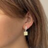 Серебряные геометрические серьги с пейзажным белым янтарем