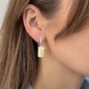 Серебряные геометрические серьги с пейзажным белым янтарем