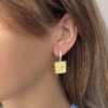 Серебряные геометрические серьги с пейзажным белым янтарем