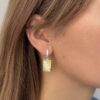 Серебряные геометрические серьги с пейзажным белым янтарем