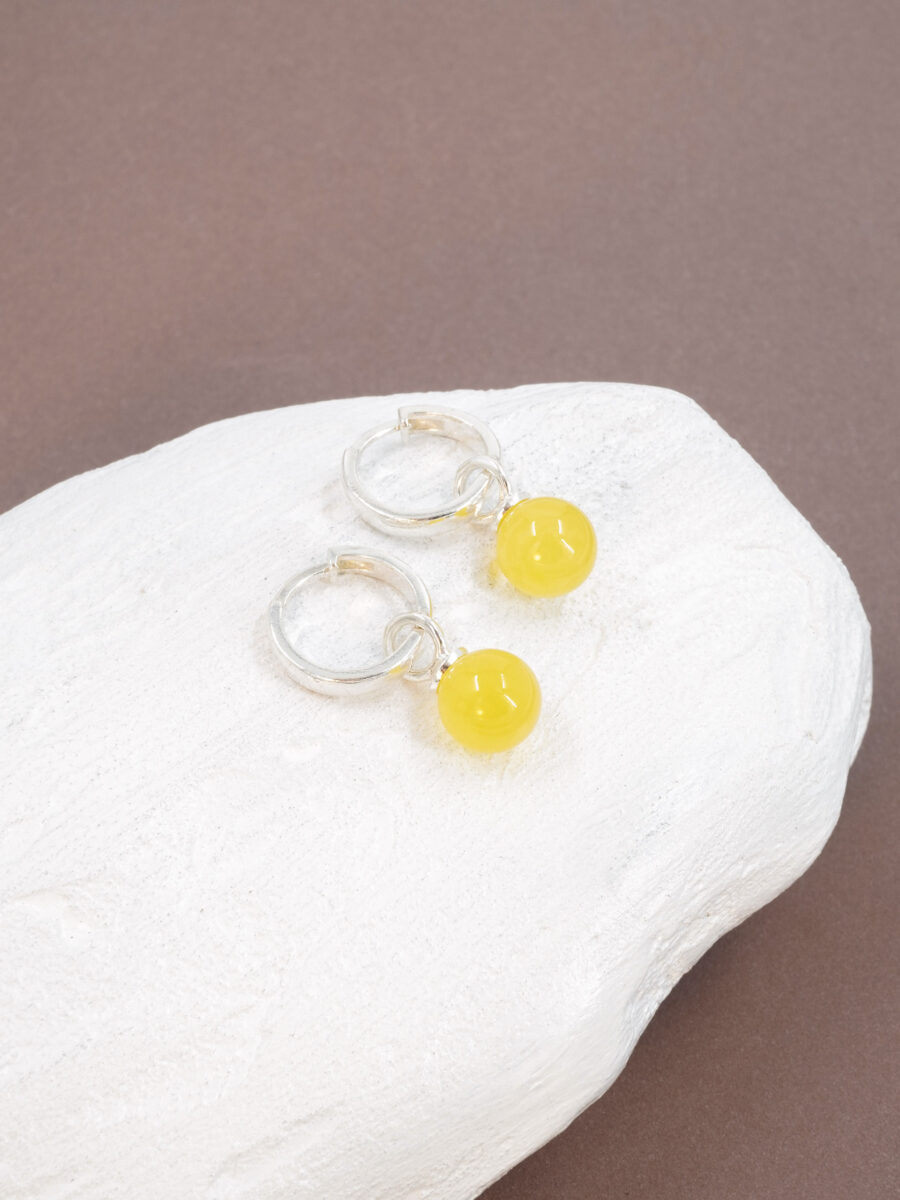 Серебряные серьги шарики с медовым янтарем