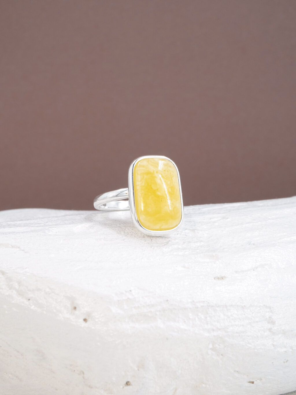 Серебряное прямоугольное кольцо с медовым янтарем