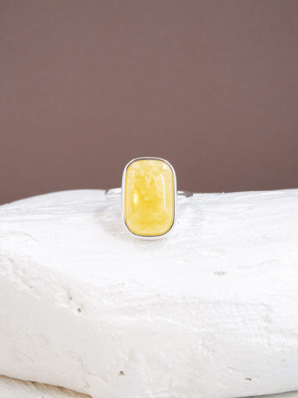 Серебряное прямоугольное кольцо с медовым янтарем