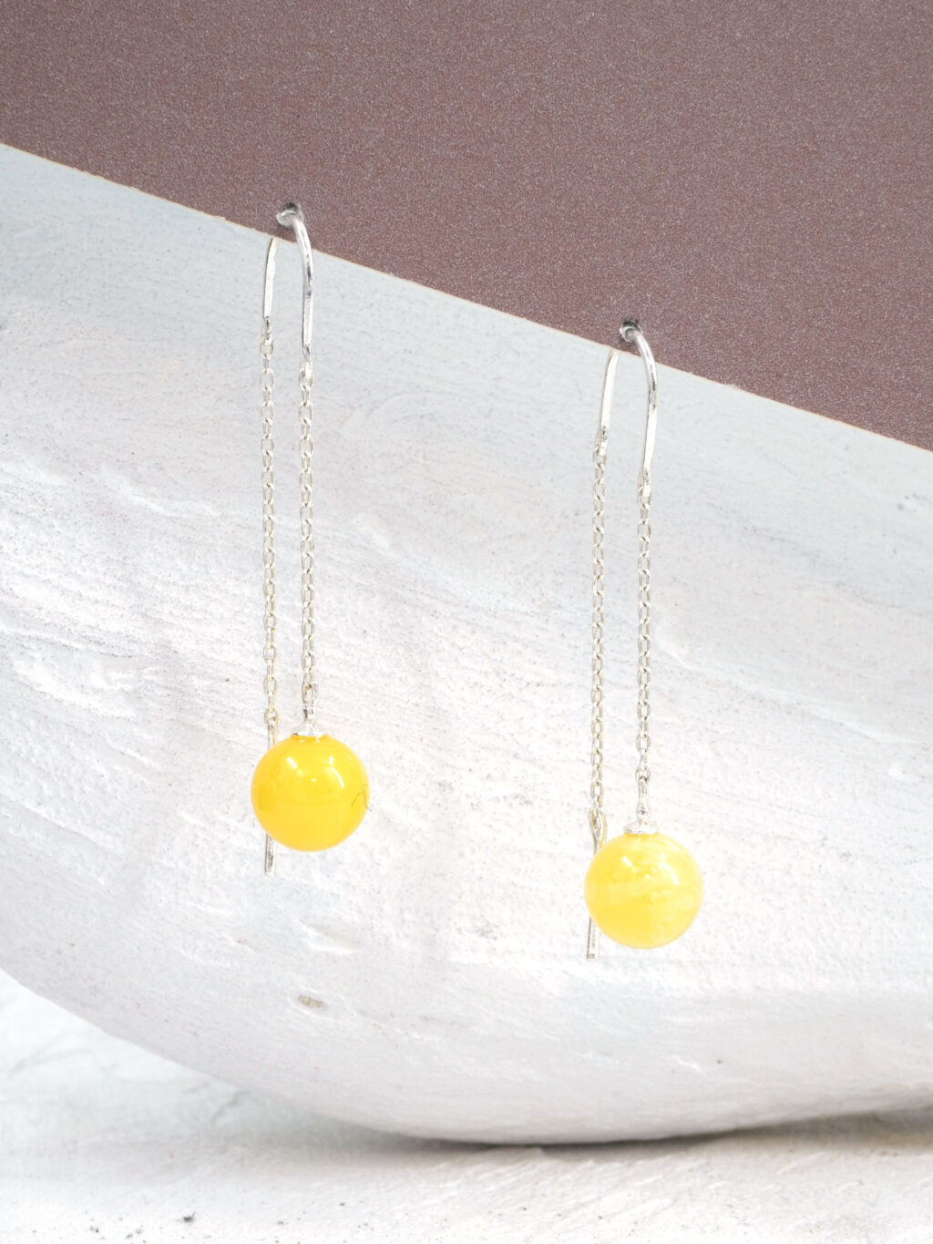 Серебряные серьги цепочки с медовым янтарем шариком